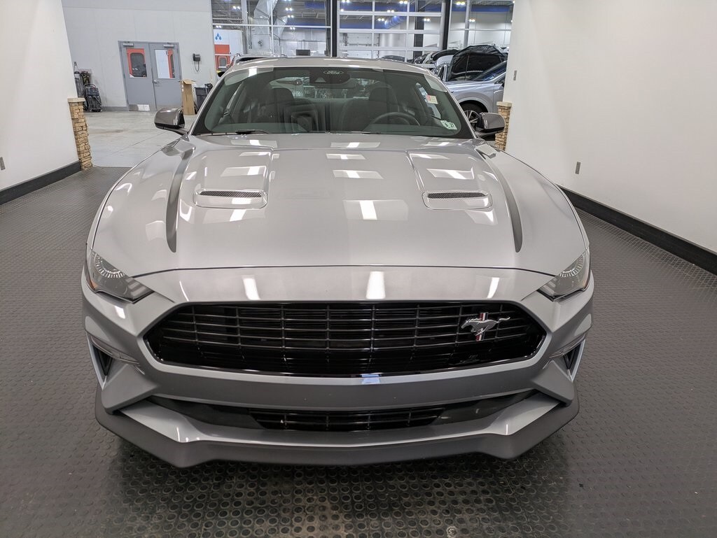 2022 Ford Mustang EcoBoost photo 2