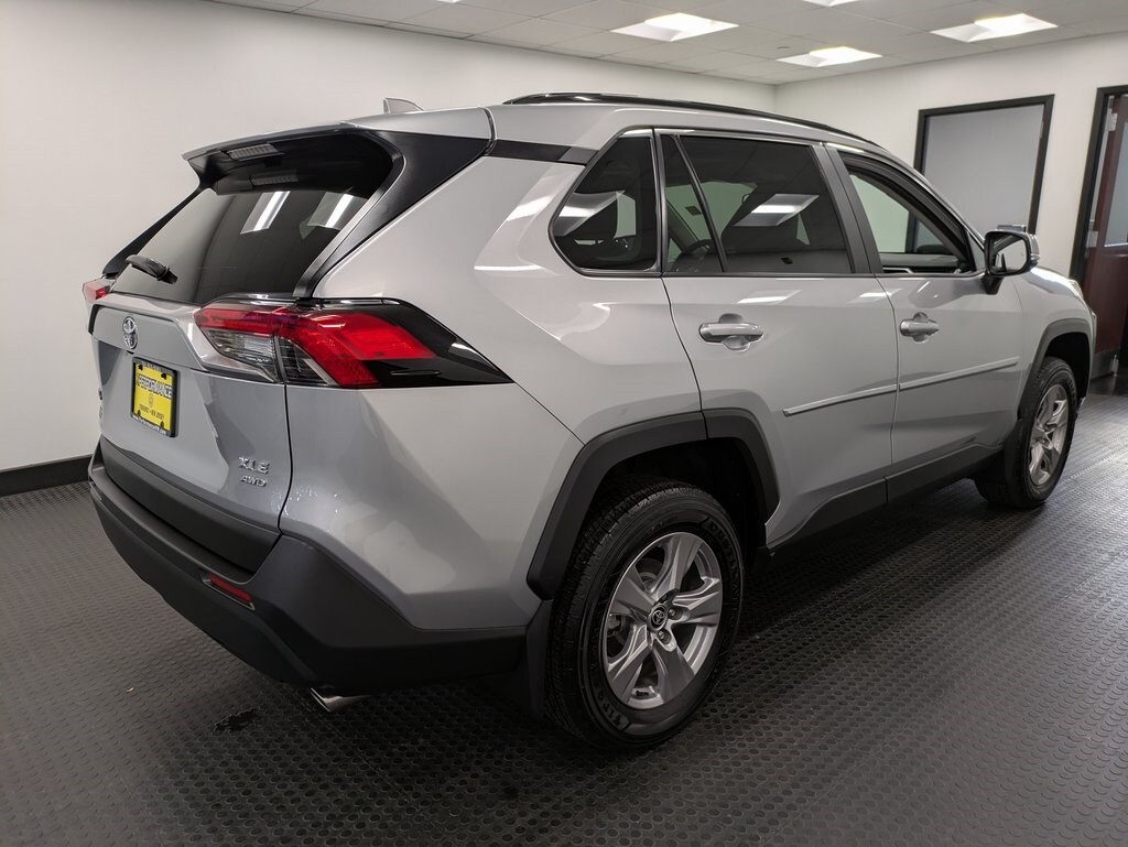 2022 Toyota RAV4 XLE photo 2