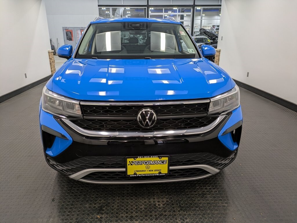 2023 Volkswagen Taos SE photo 2