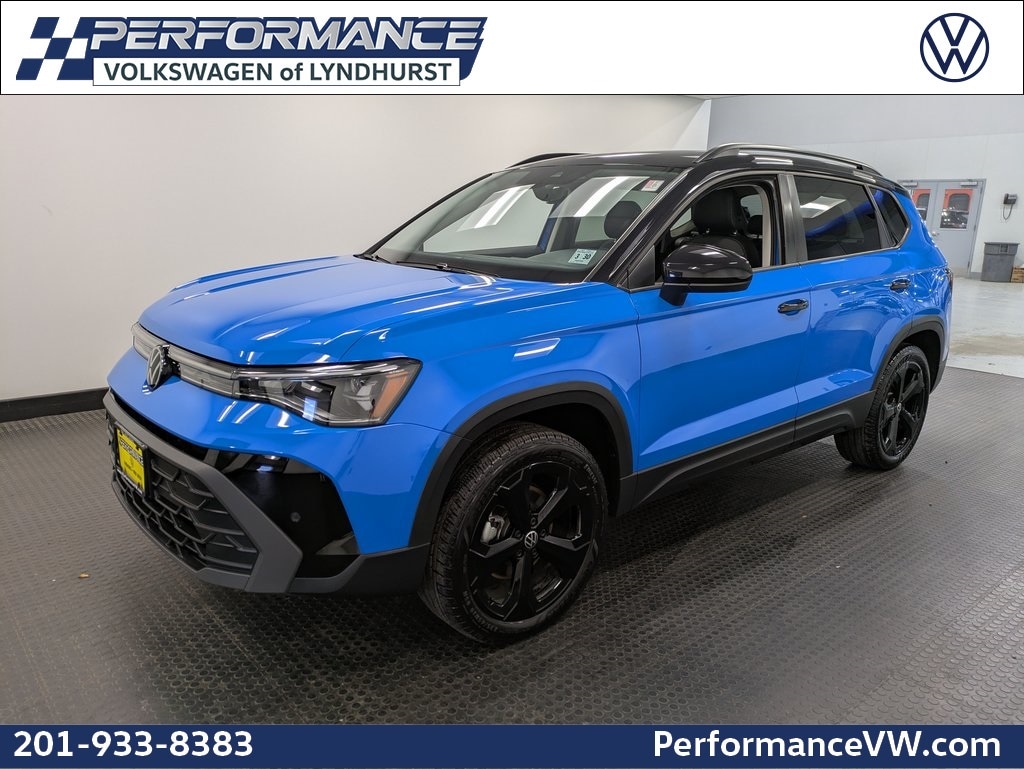 2025 Volkswagen Taos SE Black's photo