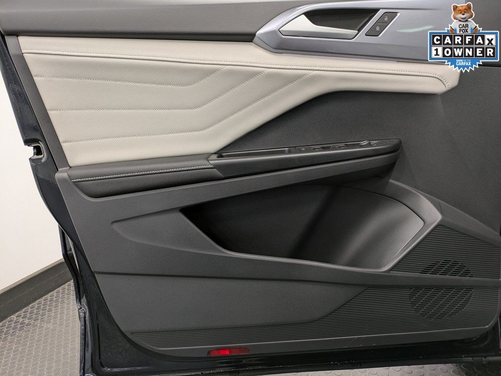 2025 Volkswagen Taos SEL - Photo 9