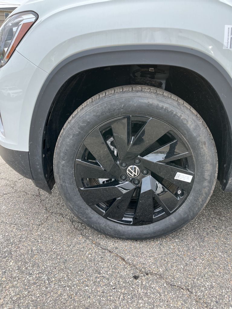 2025 Volkswagen Atlas SE w/Tech - Photo 22