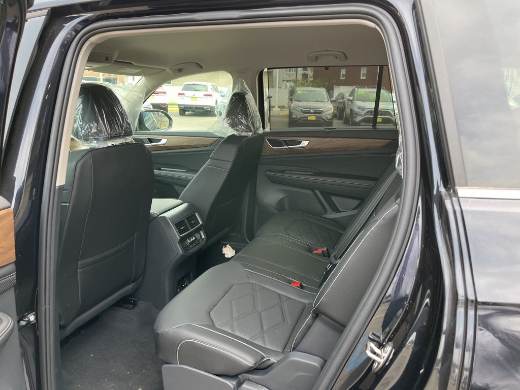 2025 Volkswagen Atlas SE w/Tech - Photo 14