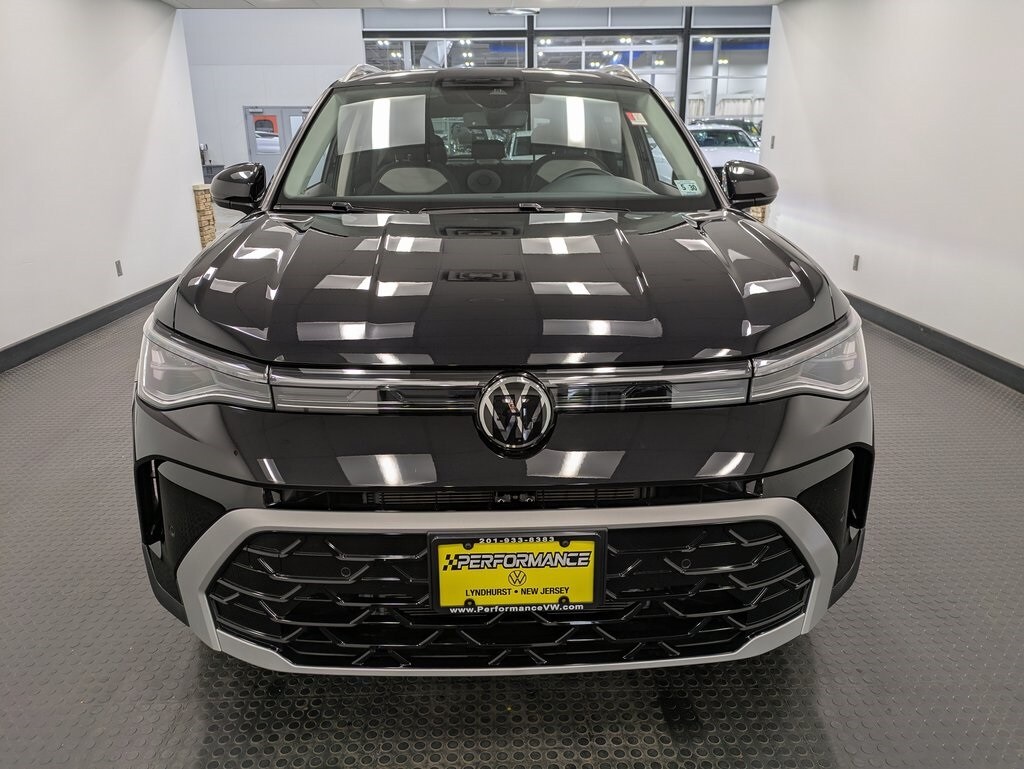 2025 Volkswagen Taos SEL photo 2