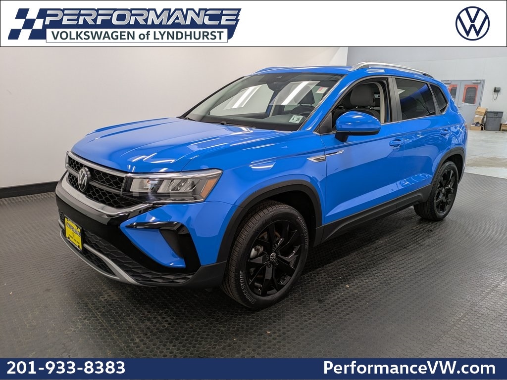 2023 Volkswagen Taos SE's photo