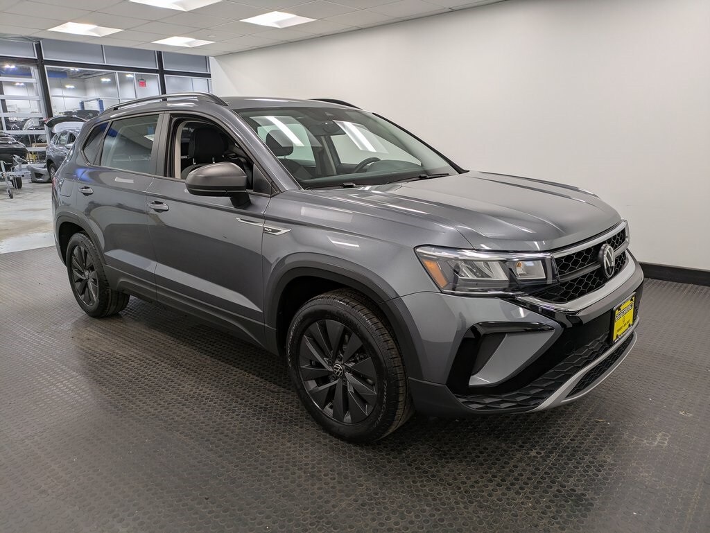 2022 Volkswagen Taos S photo 2