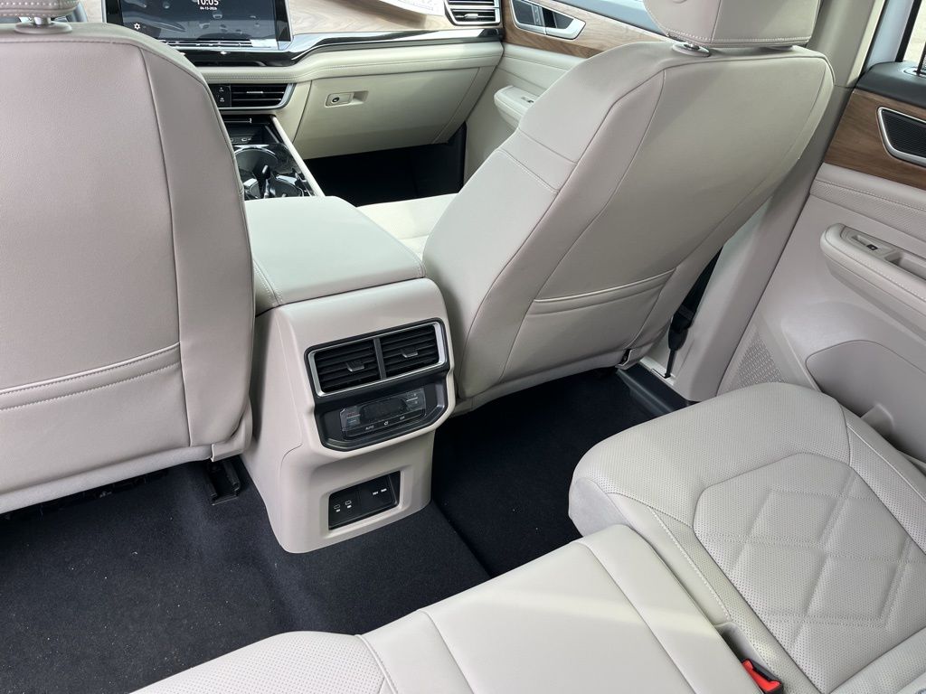 2025 Volkswagen Atlas SE w/Tech - Photo 16
