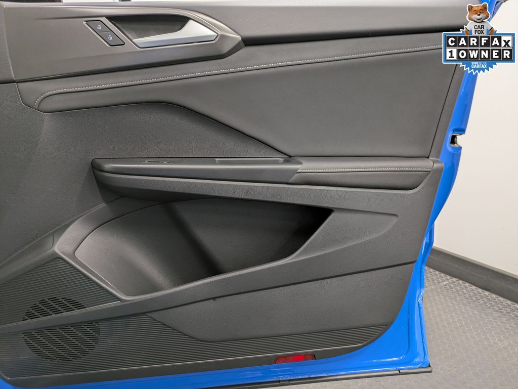 2025 Volkswagen Taos SE Black - Photo 32