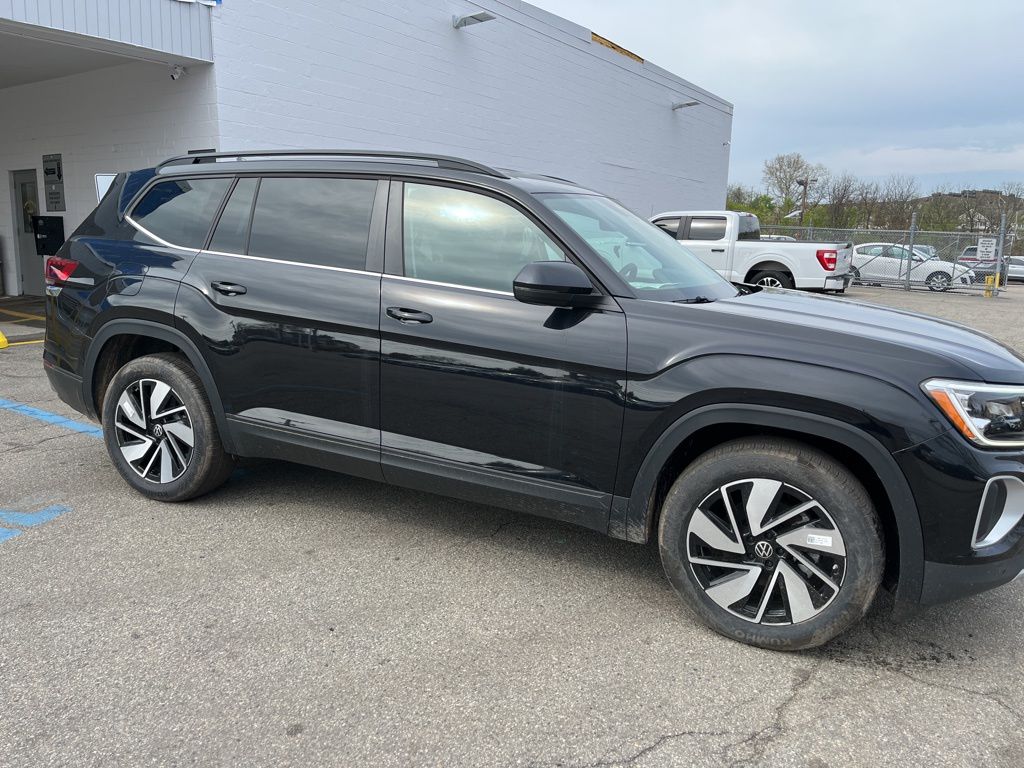 2025 Volkswagen Atlas SE w/Tech - Photo 4