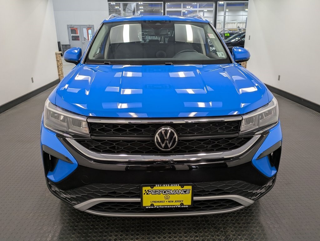 2022 Volkswagen Taos SE photo 2