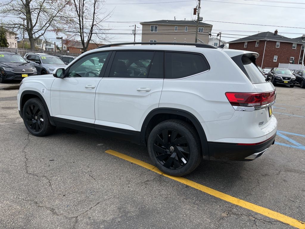 2025 Volkswagen Atlas SE w/Tech - Photo 12