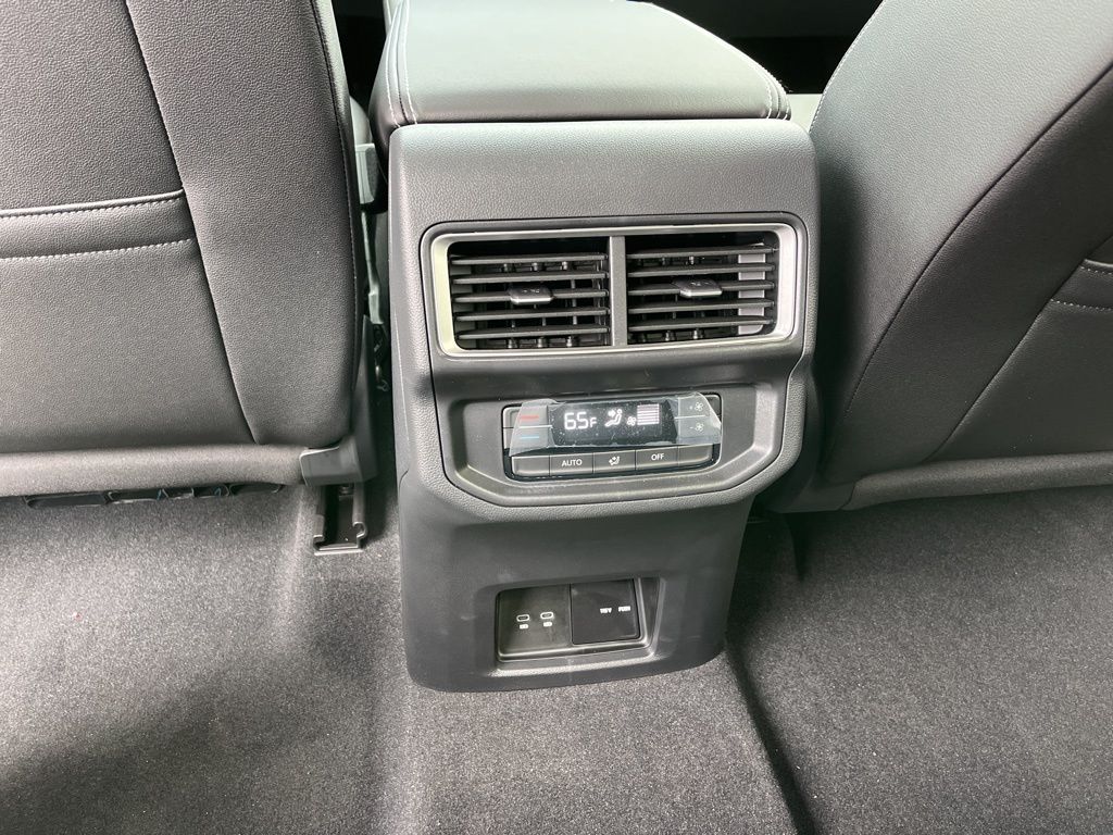 2025 Volkswagen Atlas SE w/Tech - Photo 16