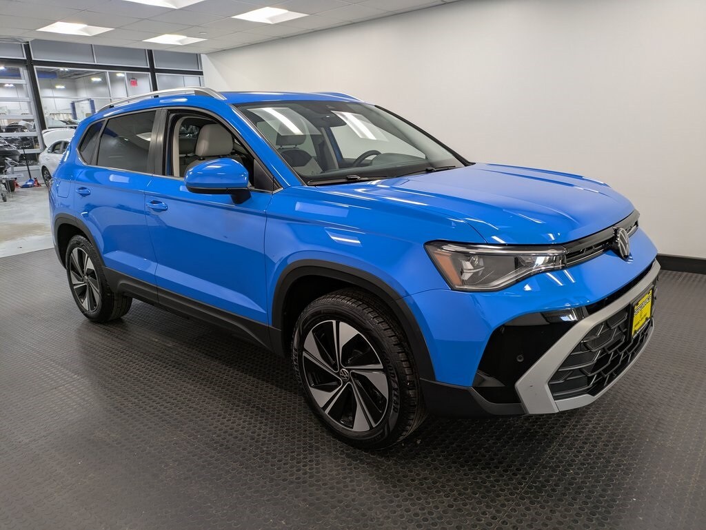 2025 Volkswagen Taos SE photo 2