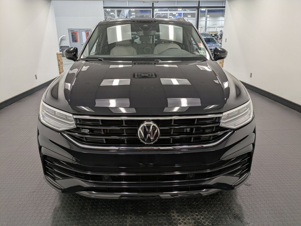 2022 Volkswagen Tiguan SE R-Line Black photo 2