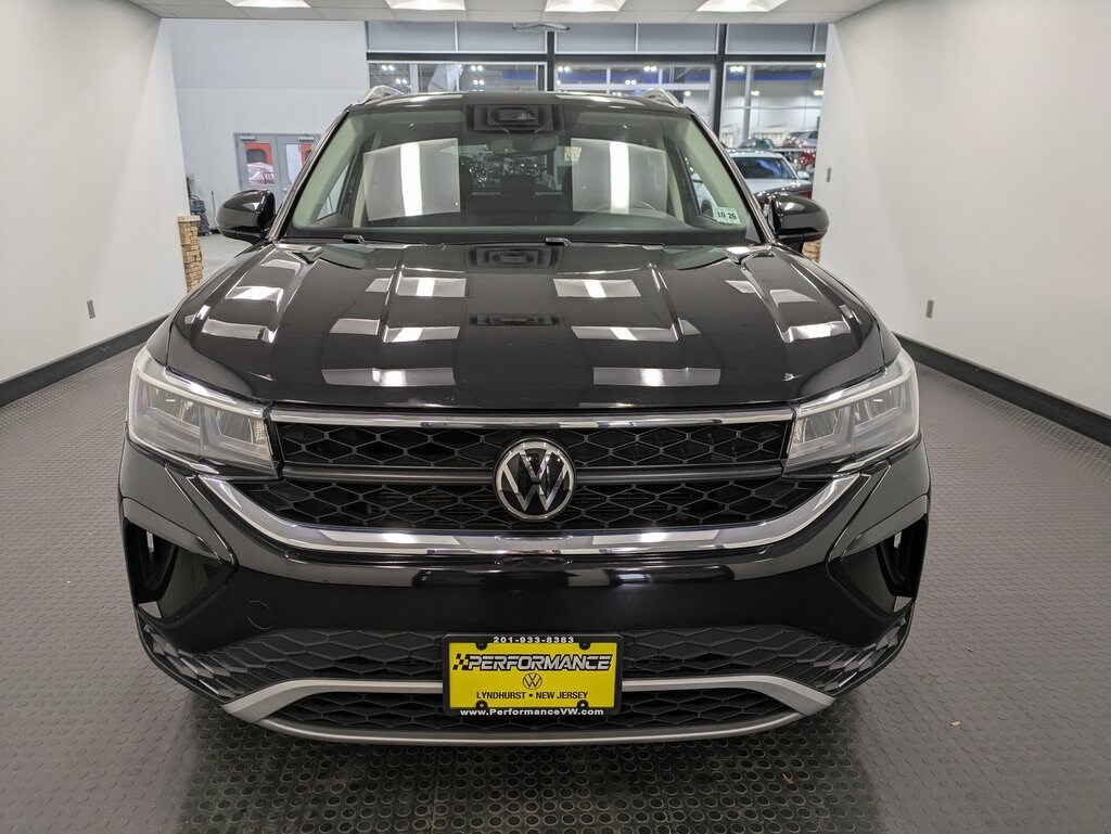 2022 Volkswagen Taos SE photo 2