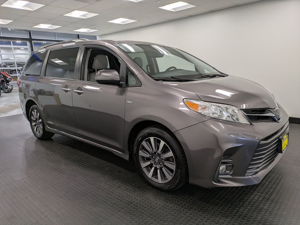2020 Toyota Sienna XLE photo 3