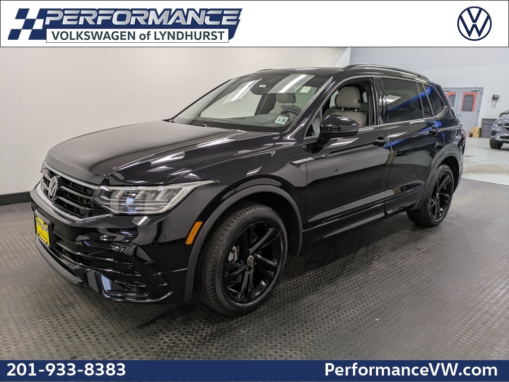 2023 Volkswagen Tiguan SE R-LINE BLACK's photo