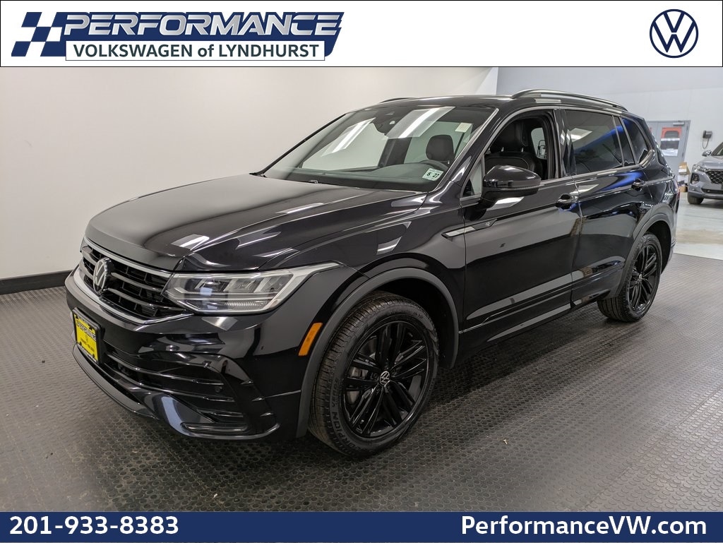 2022 Volkswagen Tiguan SE R-LINE BLACK's photo