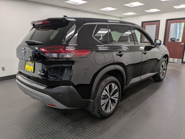 2021 Nissan Rogue SV photo 3