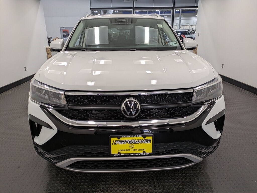 2022 Volkswagen Taos SE photo 2