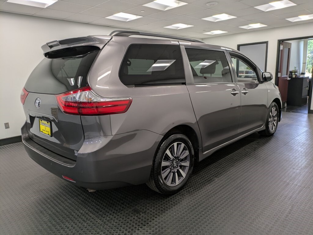 2020 Toyota Sienna XLE photo 4