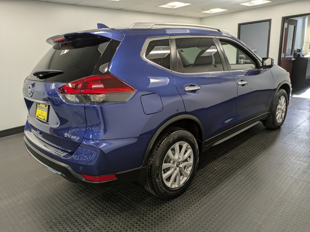 2019 Nissan Rogue SV photo 3