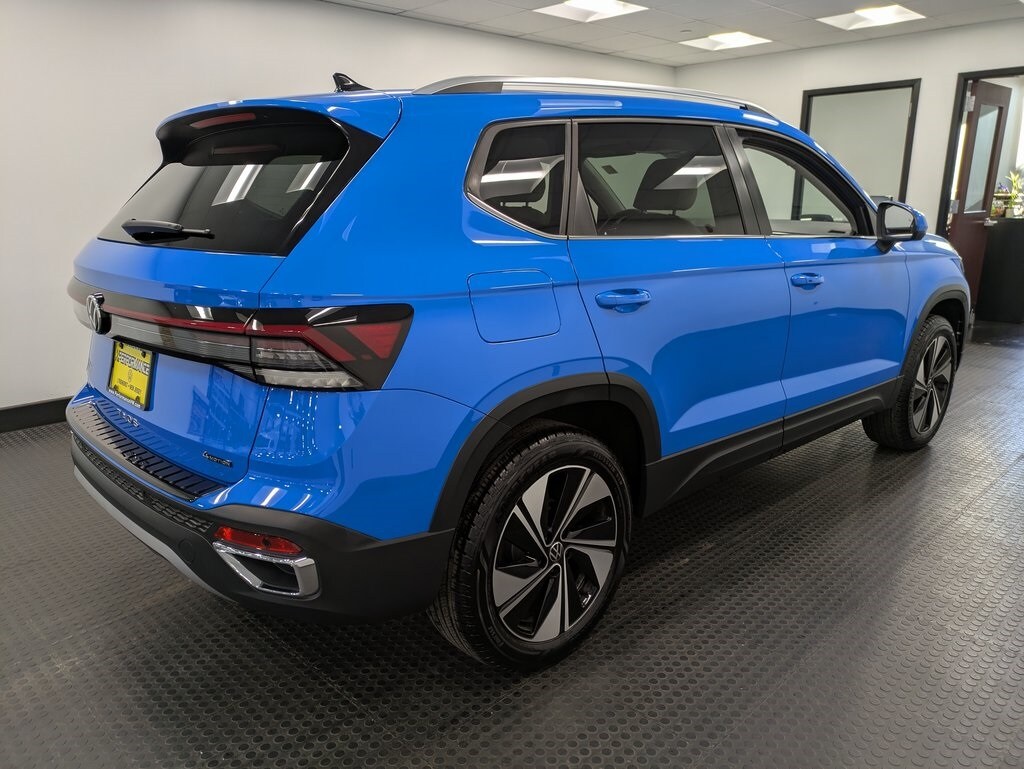 2025 Volkswagen Taos SE photo 3