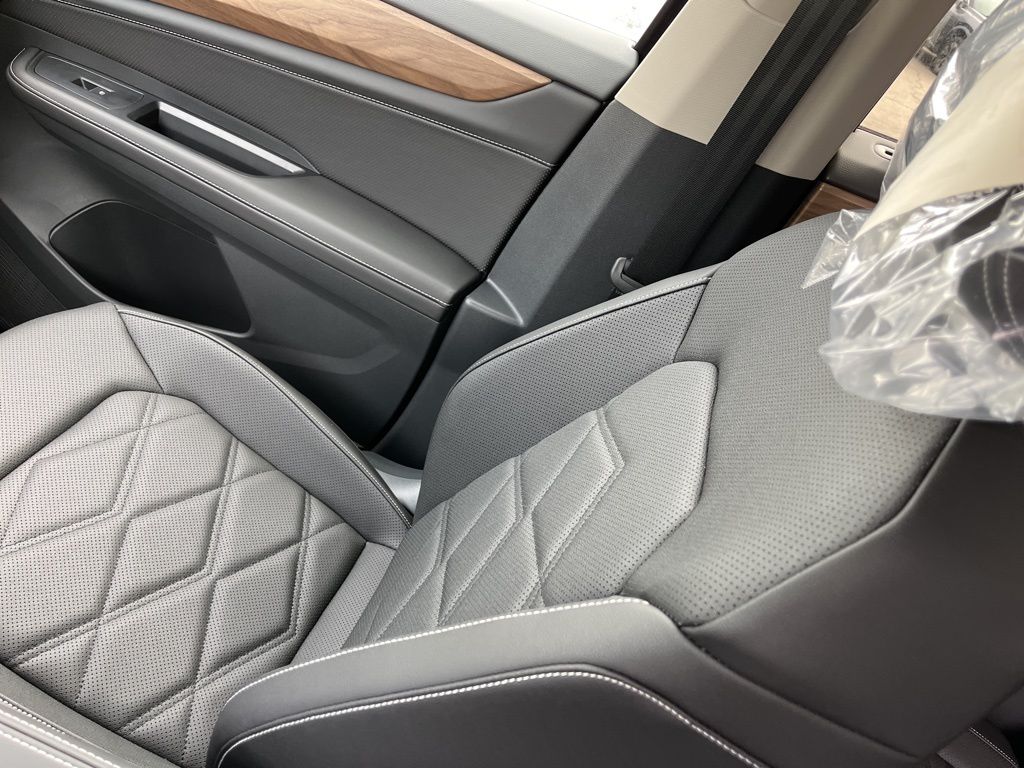2025 Volkswagen Atlas SE w/Tech - Photo 18