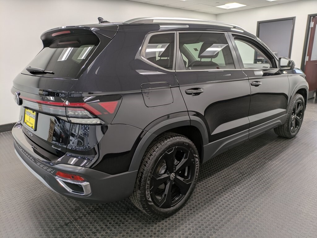 2025 Volkswagen Taos SEL photo 4