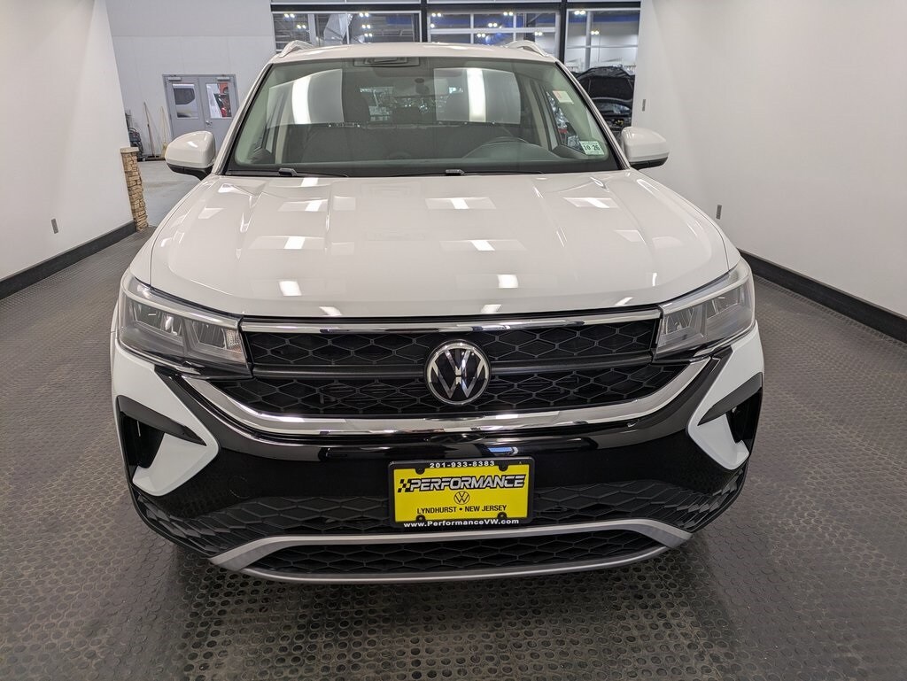 2022 Volkswagen Taos SE photo 2