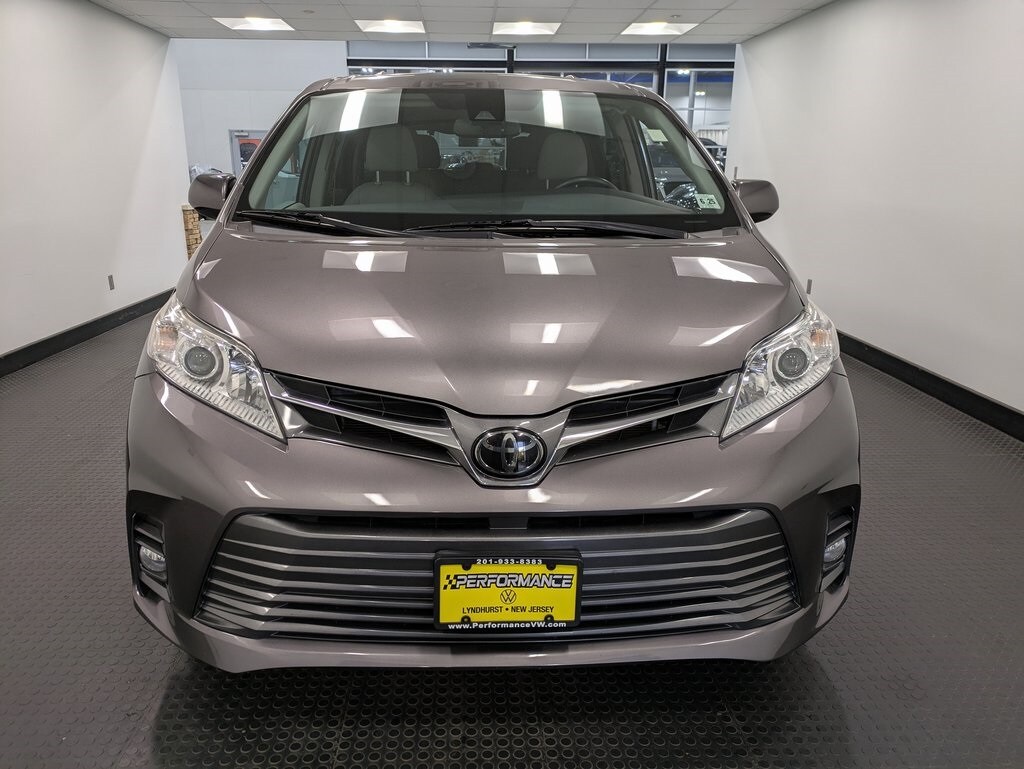 2020 Toyota Sienna XLE photo 2