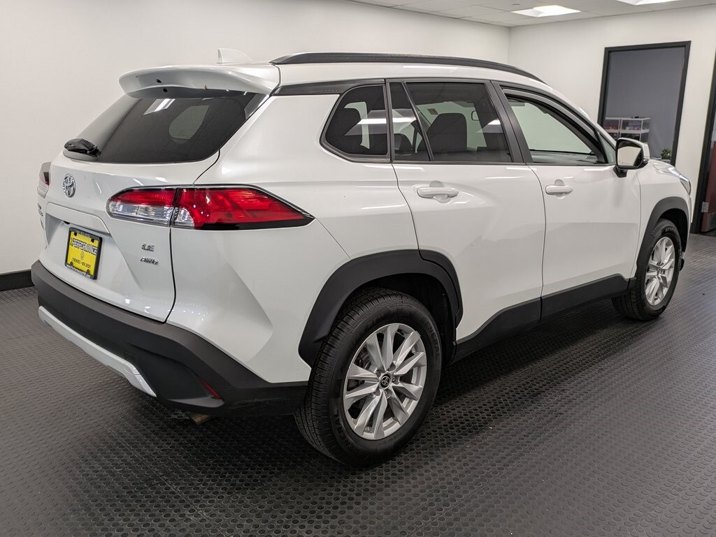 2022 Toyota Corolla Cross LE photo 3