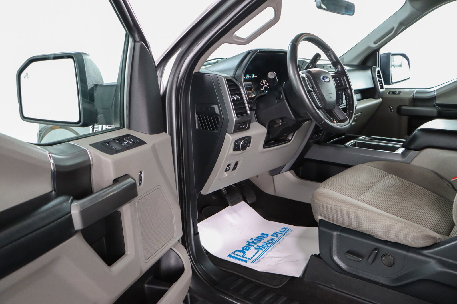 2020 Ford F-150 XLT photo 2