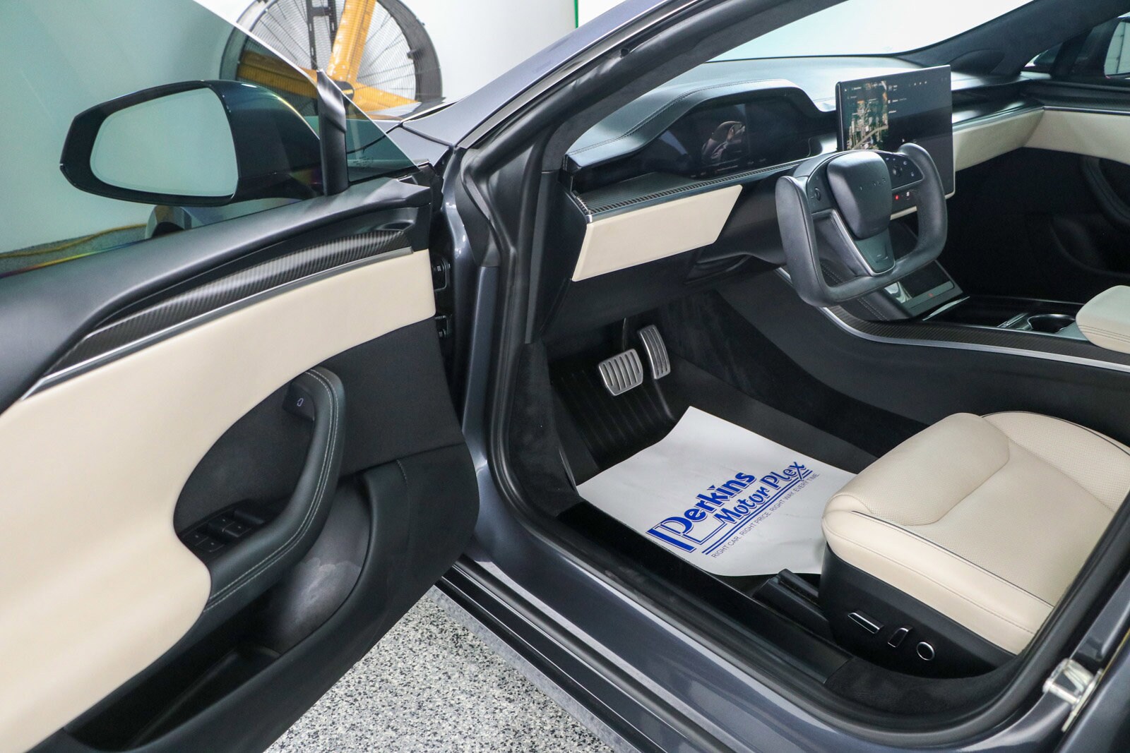 2023 Tesla Model S Plaid photo 2