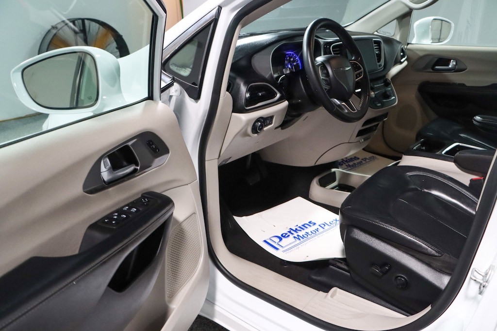 Used 2022 Chrysler Pacifica Touring L Van Passenger Van