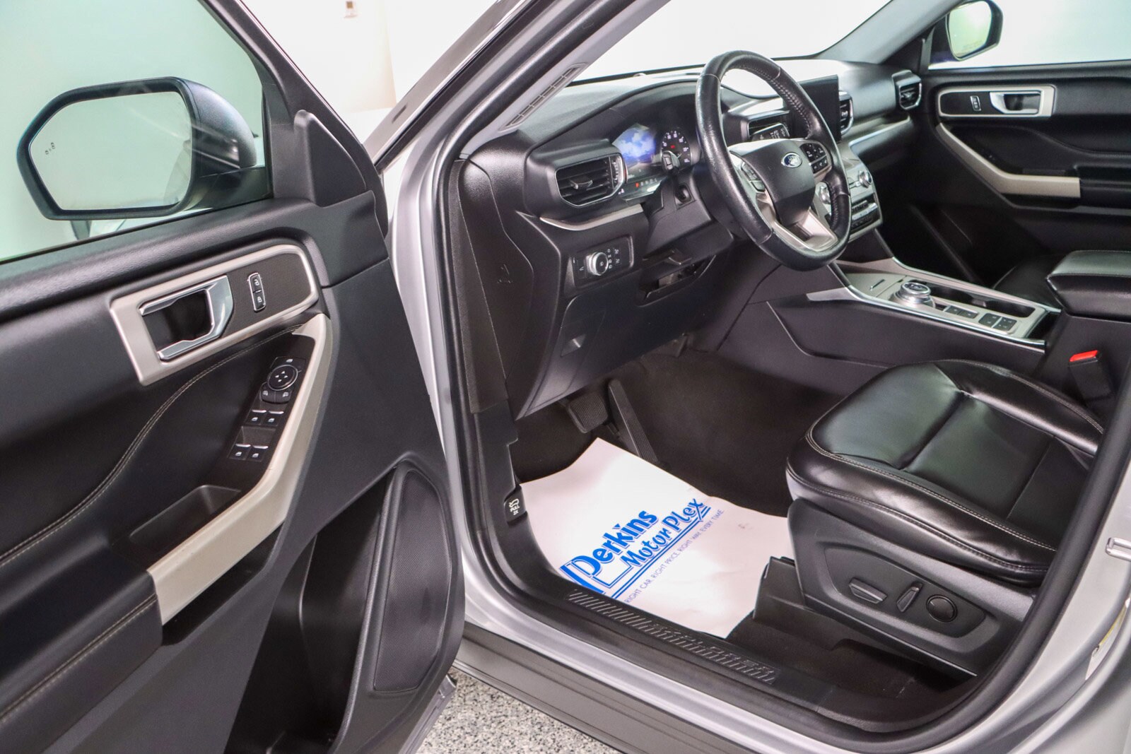 2021 Ford Explorer XLT photo 2