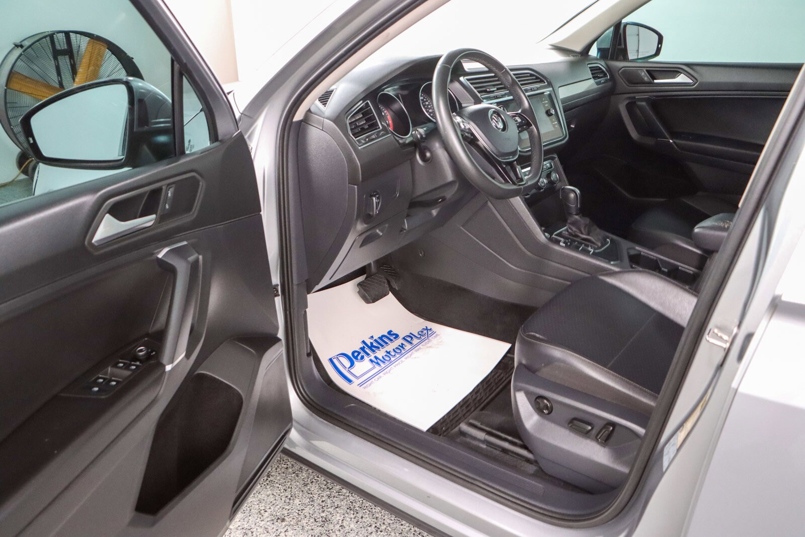 2020 Volkswagen Tiguan SE photo 2