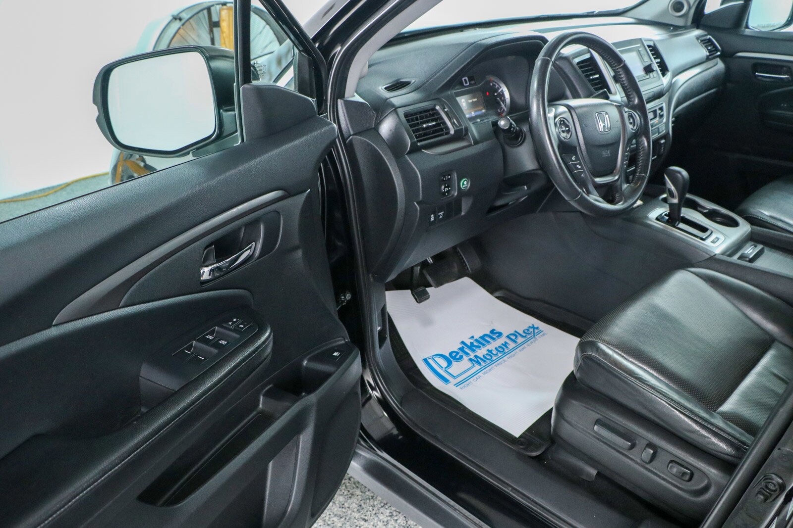2019 Honda Ridgeline RTL photo 2