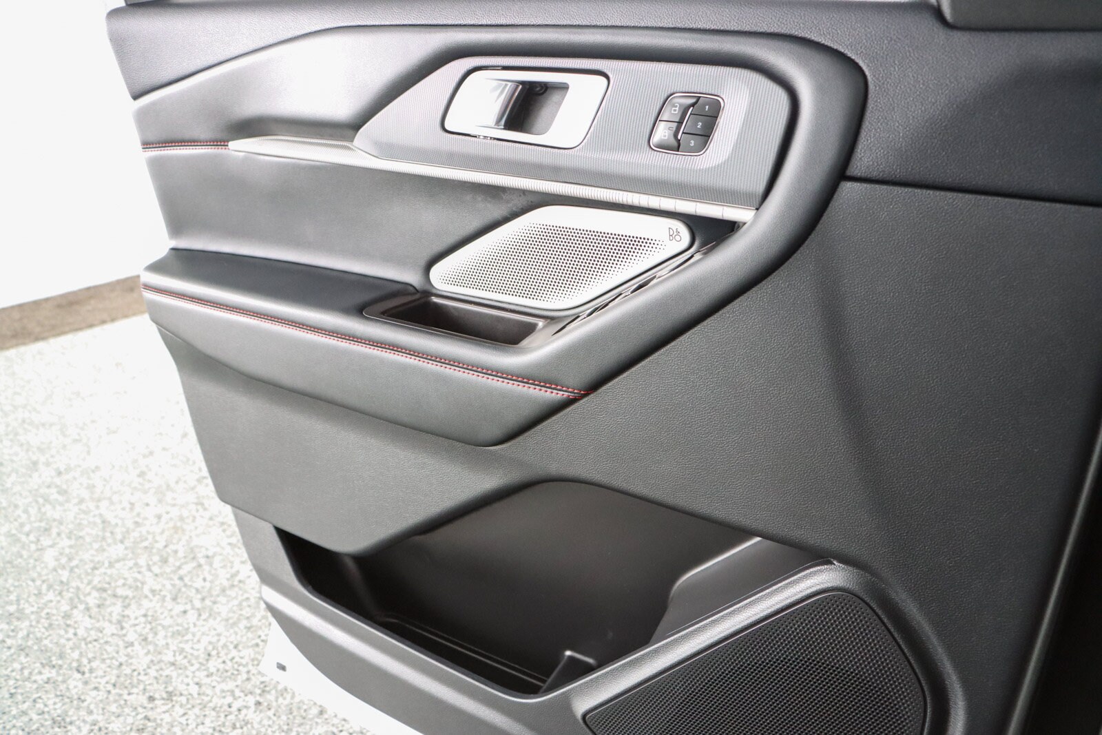 2025 Ford Explorer ST - Photo 22