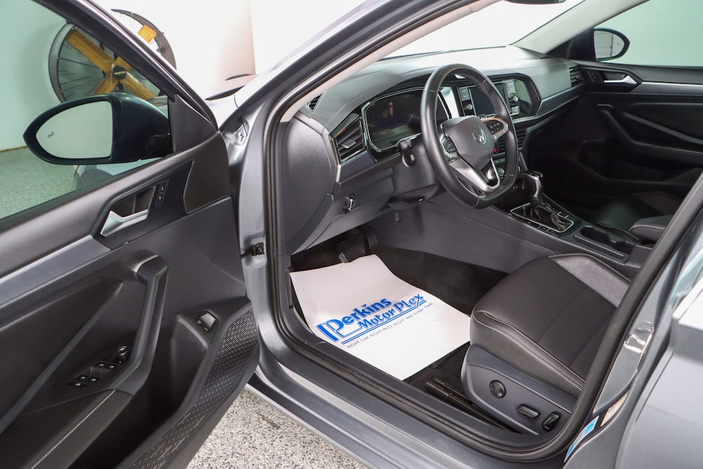 Used 2024 Volkswagen Jetta SE Sedan