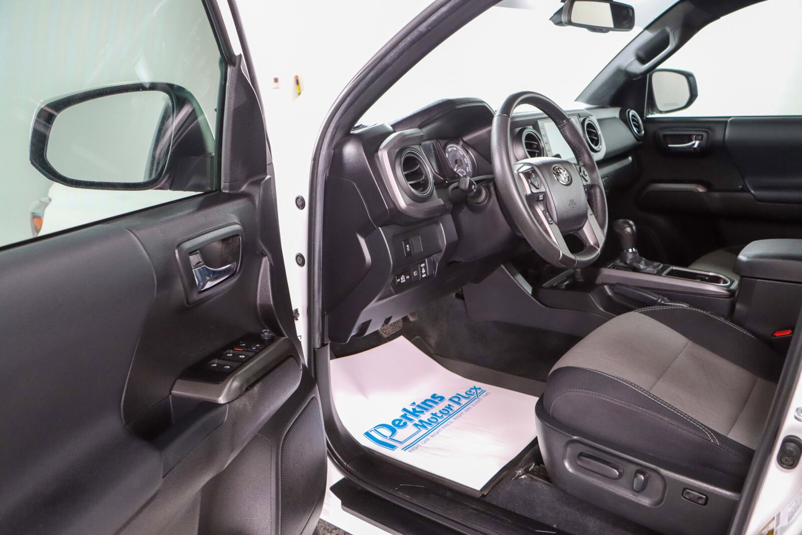 2023 Toyota Tacoma TRD 4x4 photo 2