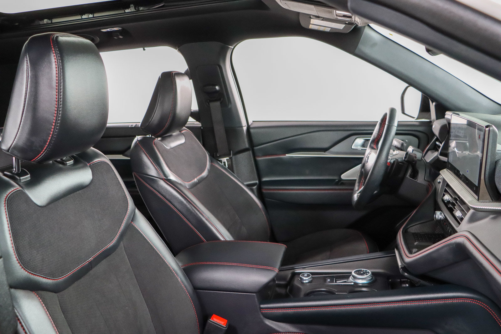 2025 Ford Explorer ST - Photo 28
