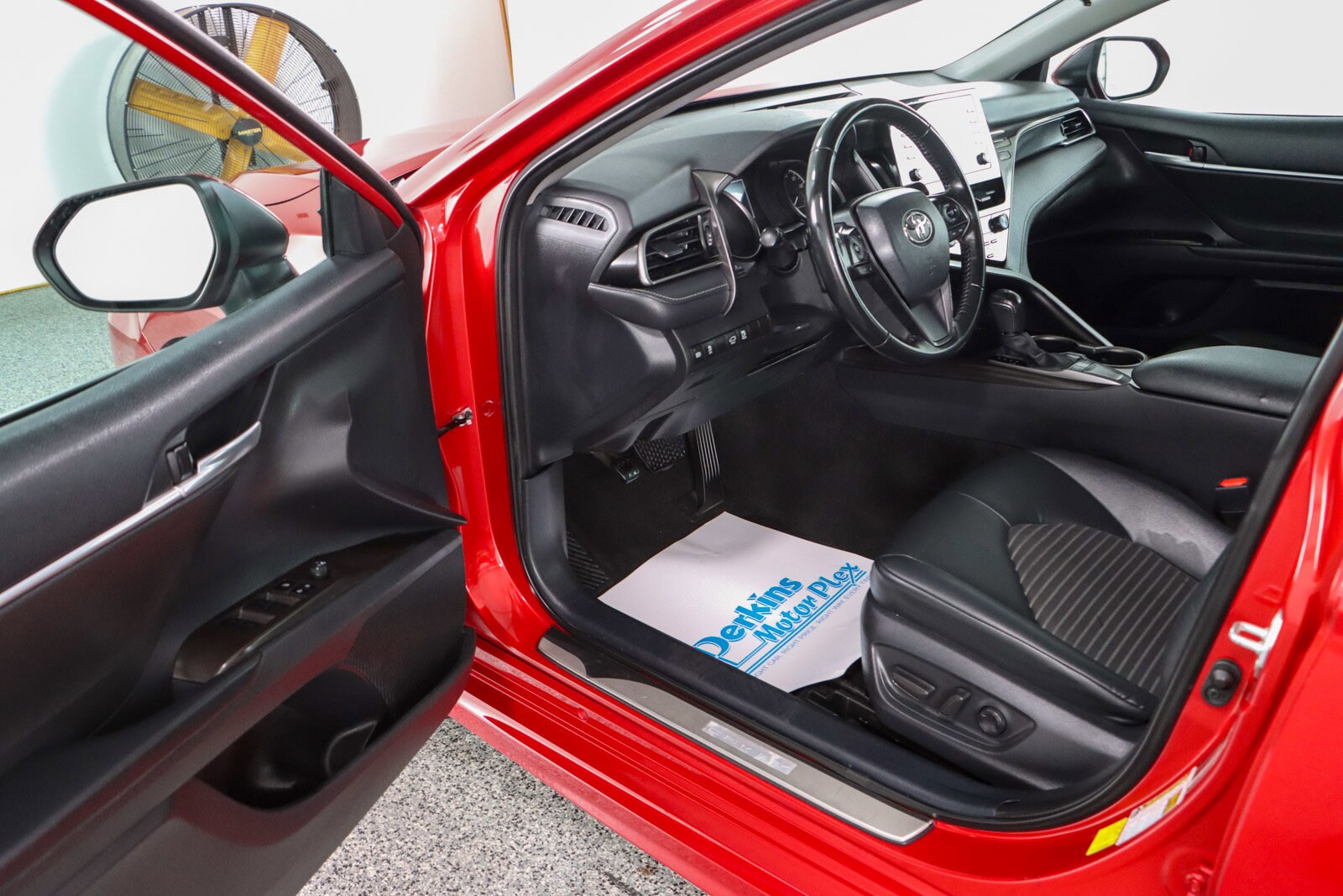 2023 Toyota Camry SE photo 2