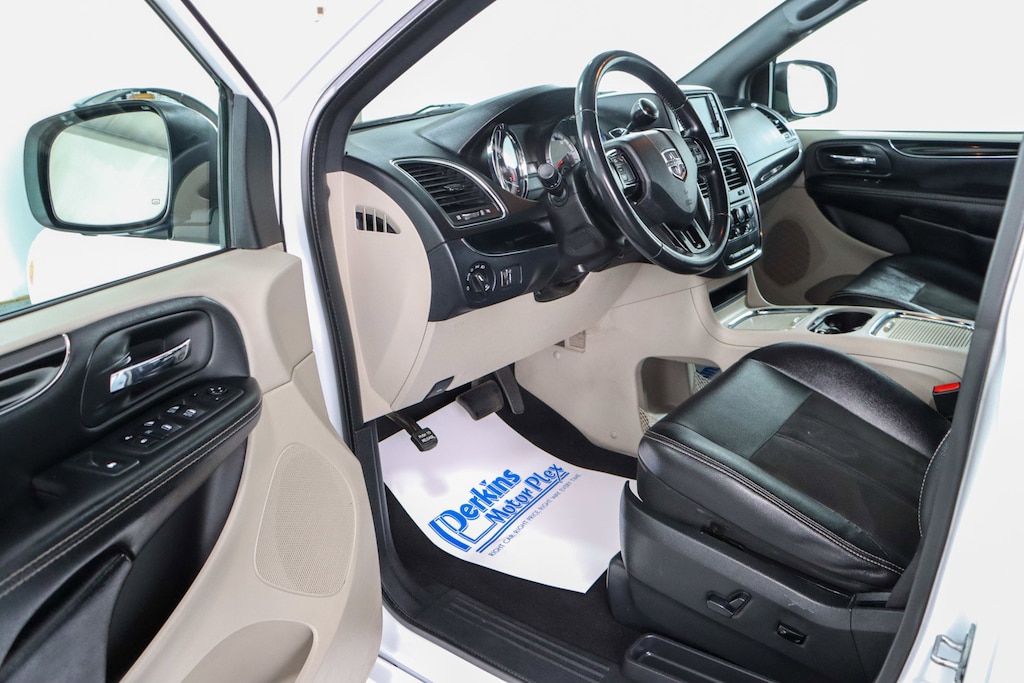 Used 2019 Dodge Grand Caravan SXT Van Passenger Van