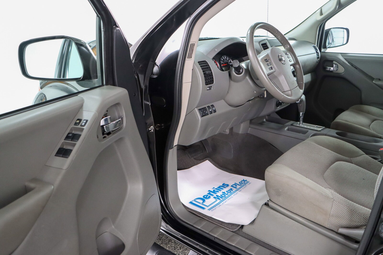 2019 Nissan Frontier SV photo 2