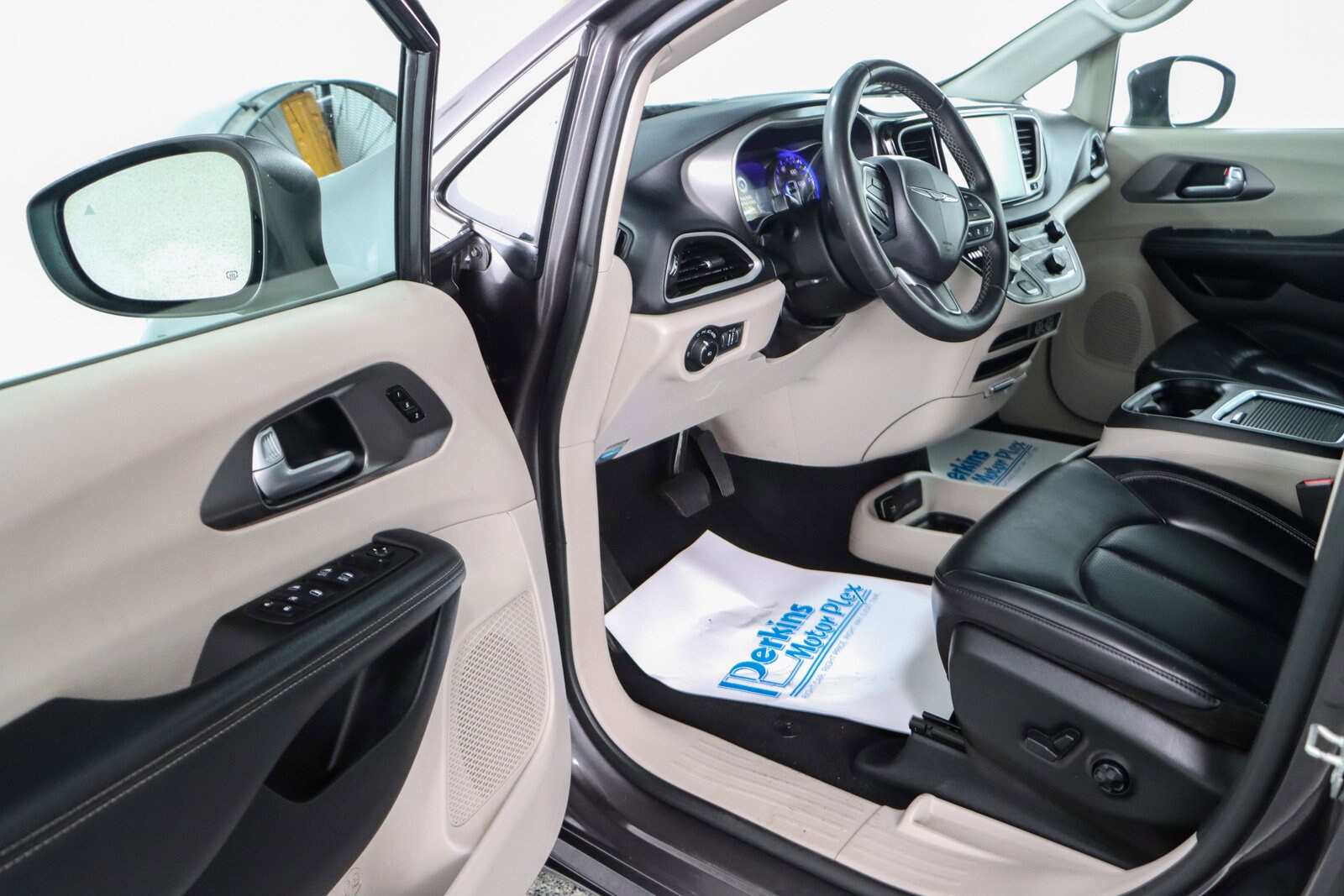 2023 Chrysler Pacifica Touring L photo 2