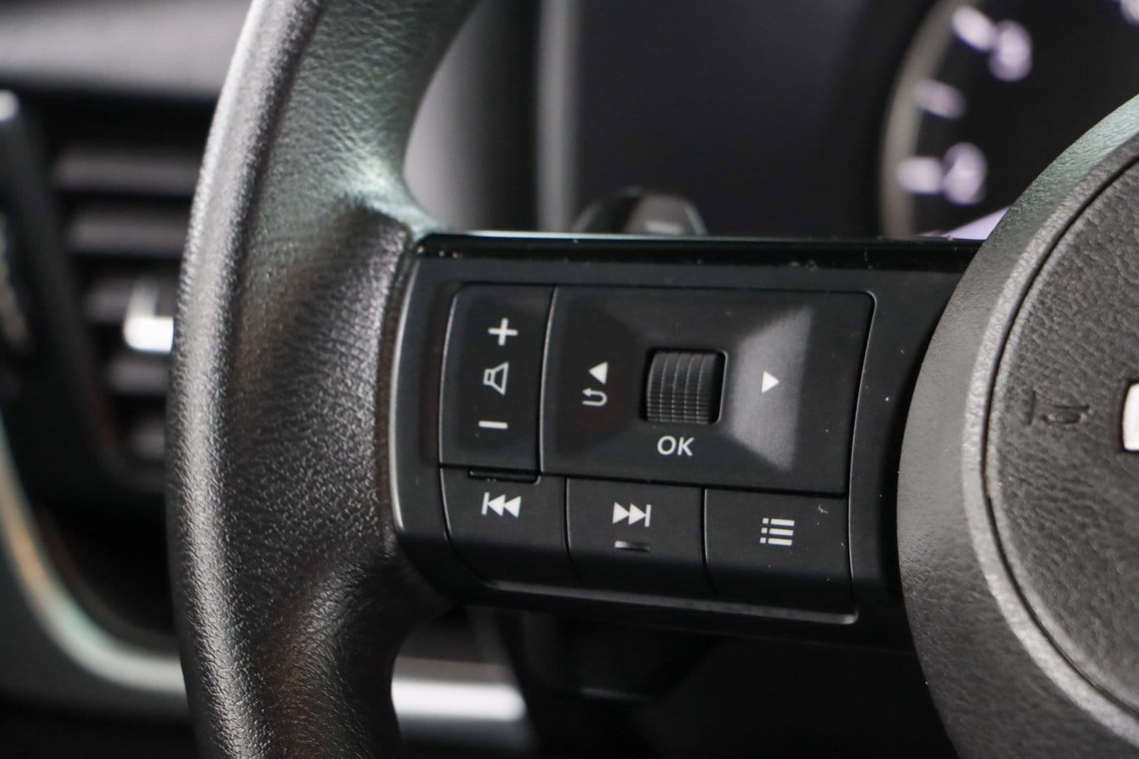 2023 Nissan Rogue SV - Photo 13