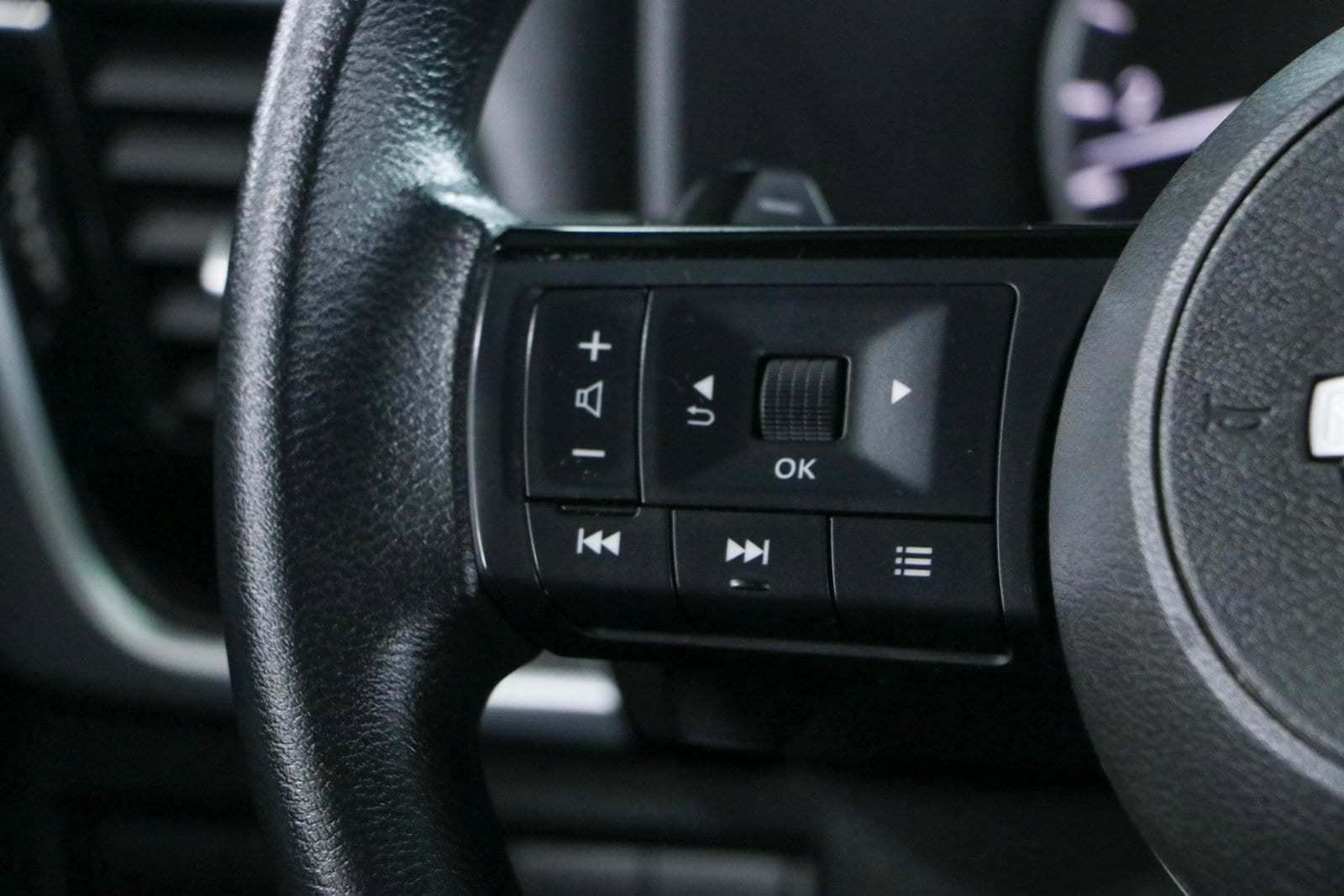 2023 Nissan Rogue SV - Photo 13
