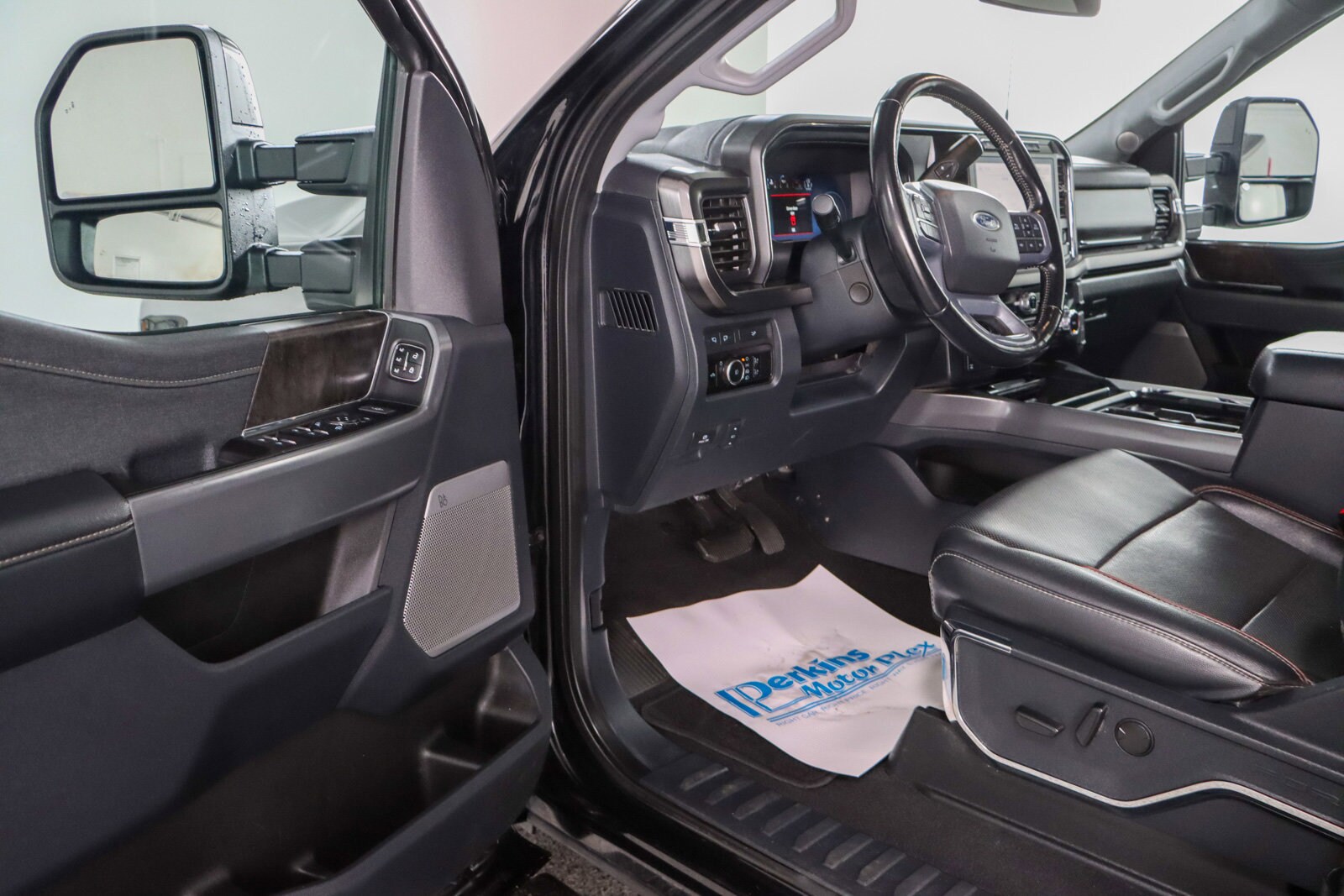 2023 Ford F-250 Lariat photo 2