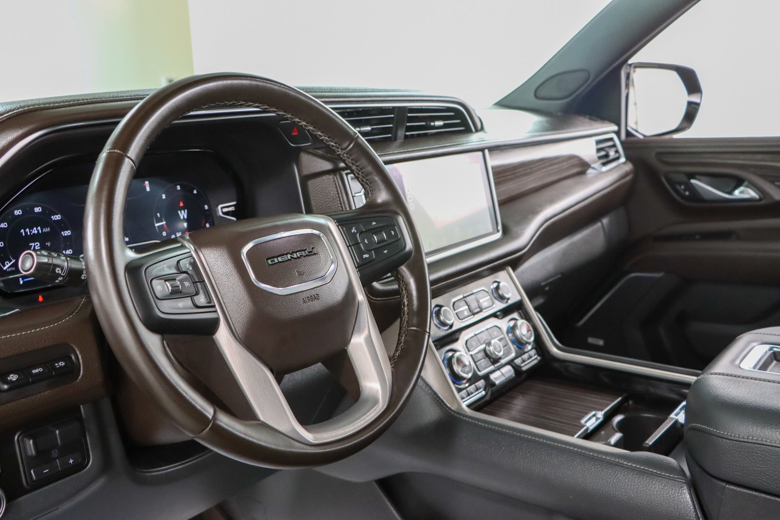 2023 GMC Yukon Denali - Photo 24